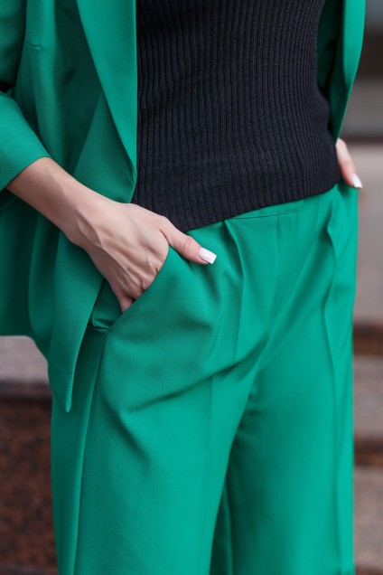 Костюм брючный 2212 зеленый Andrea Fashion
