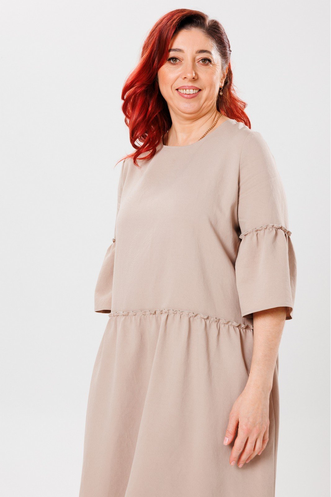 платье на свадьбу для подружки. подружки невесты. в бежевом платьице группа. в бежевом платьице группа. платье с длинными рукавами.