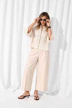 Костюм брючный 1118 молочный AMUAR