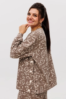 Костюм брючный 1494 кардамоновый жираф Anelli