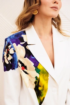 Жакет 15377 молочный с цветком GIZART