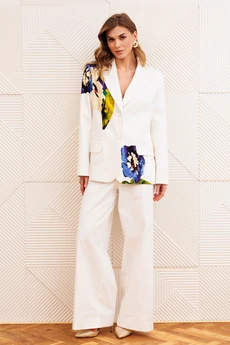 Костюм брючный 5377 молочный с цветком GIZART