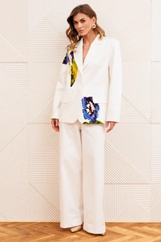 Костюм брючный 5377 молочный с цветком GIZART