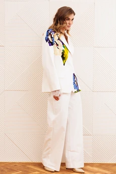 Костюм брючный 5377 молочный с цветком GIZART