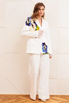 Костюм брючный 5377 молочный с цветком GIZART