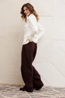 Костюм брючный 5415 молочный + шоколадный джинс GIZART