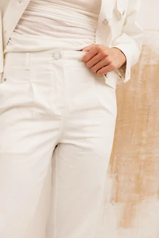 Костюм брючный 30011 молочный KOKOdea