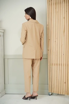 Костюм брючный 1584 кэмел LADIS LINE