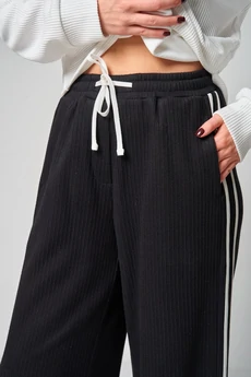 Костюм брючный 483 белый + черный LAIKONY