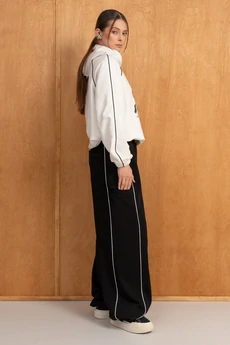 Костюм брючный 294 молоко + черный LUNA