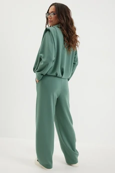 Костюм брючный 2694 зеленый Магия Моды