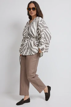 Костюм брючный 2698 коричневый + молочный Магия Моды