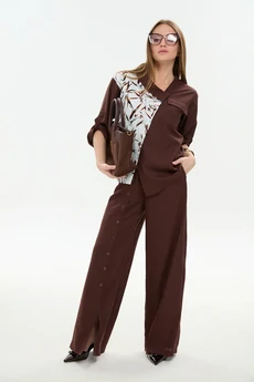 Костюм брючный 978-4 шоколад + листья мультиколор NikVa