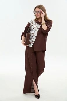 Костюм брючный 978-4 шоколад + листья мультиколор NikVa
