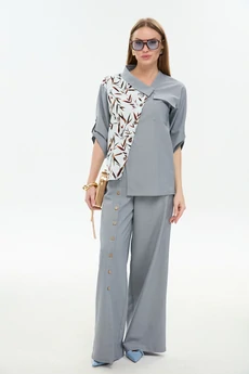 Костюм брючный 978-3 серый + листья мультиколор NikVa