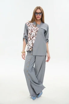 Костюм брючный 978-3 серый + листья мультиколор NikVa