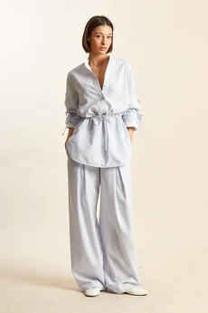 Костюм брючный 9040 бело-голубой Rivoli