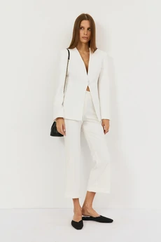 Костюм брючный 2507 молочный The name