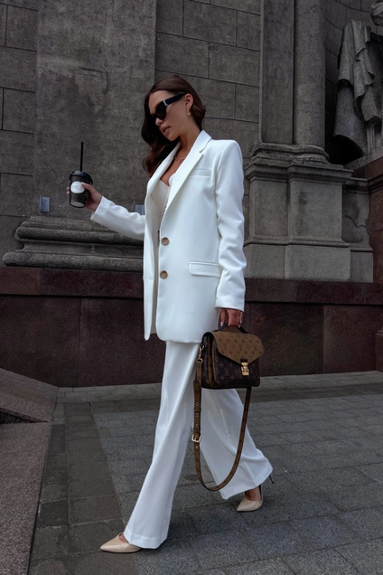 Костюм брючный 0211 белый Continental Fashion