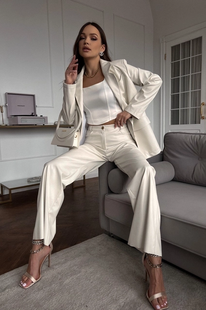 Костюм брючный 1210-2 молочный Continental Fashion