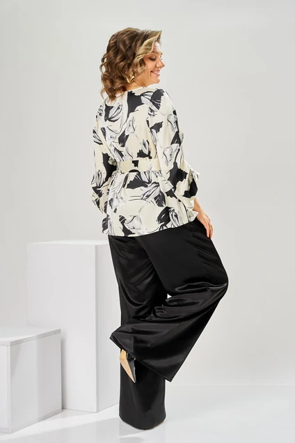 Костюм брючный 2-3010 белый + цветы Romanovich style